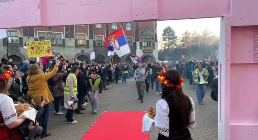 Így fogadták a szabadkai egyetemistákat a város főterén