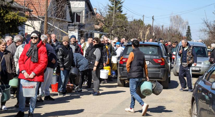 Végeláthatatlan sor: tömegek gyűltek össze a szolnoki halosztáson – videóval, galériával