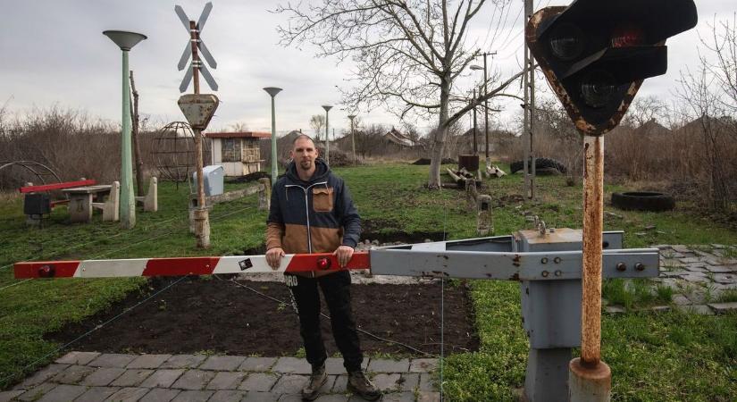 Ilyet még nem láttunk: retró utcán sétálhatunk egy eldugott püspökladányi udvaron – fotókkal, videóval