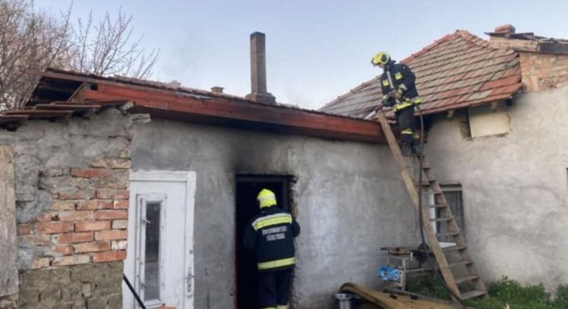 Hatalmas lángok csaptak fel Tiszaföldváron, a tűz egy lakóházat is veszélyeztetett