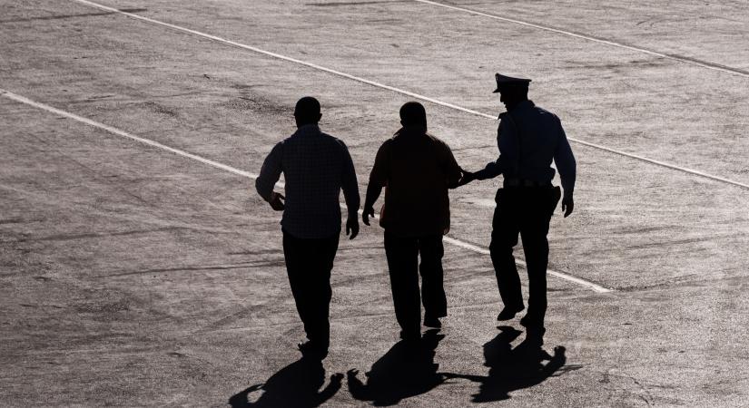 Tizenhat illegális migránst tartóztattak fel a rendőrök Nyírmihálydiban