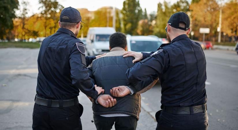 A korrupt tisztviselő fedett nyomozóval egyezkedett