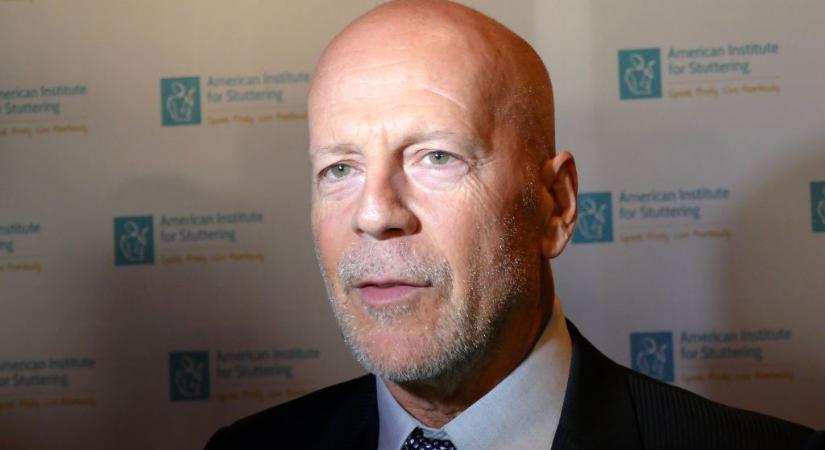 Friss, különleges fotókon öleli lányait a nagybeteg Bruce Willis – megható felvételek