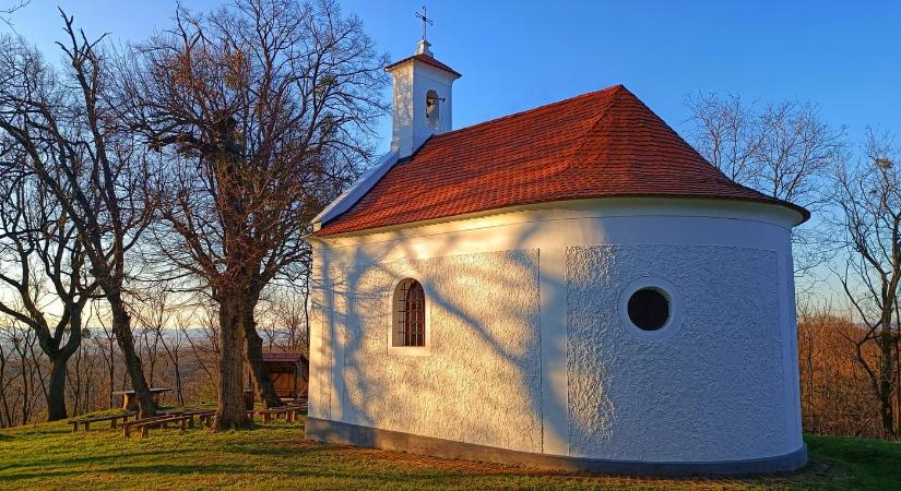 A Balaton közelében rejtőző szakrális emlék: a Bari-hegyi kápolna