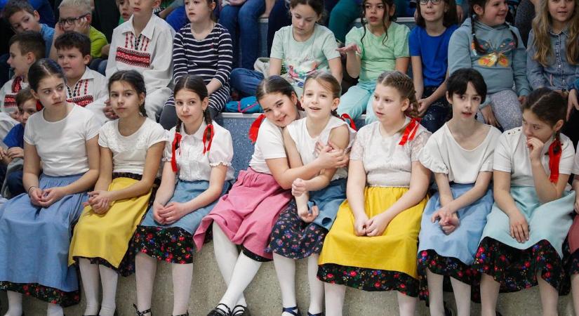 Boldog iskolák találkozója Szentpéterfán: aki énekelni tud, az közel van a boldogsághoz! - fotók, videó