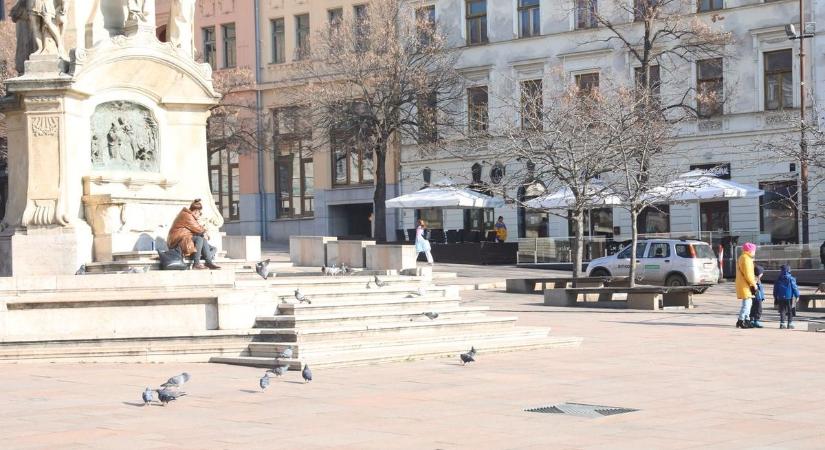 Ekkora a közöny Pécsen? A földön fekvő embernek sem segítenek!