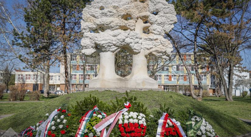 Lengyel-magyar koszorúzás a Bem téren