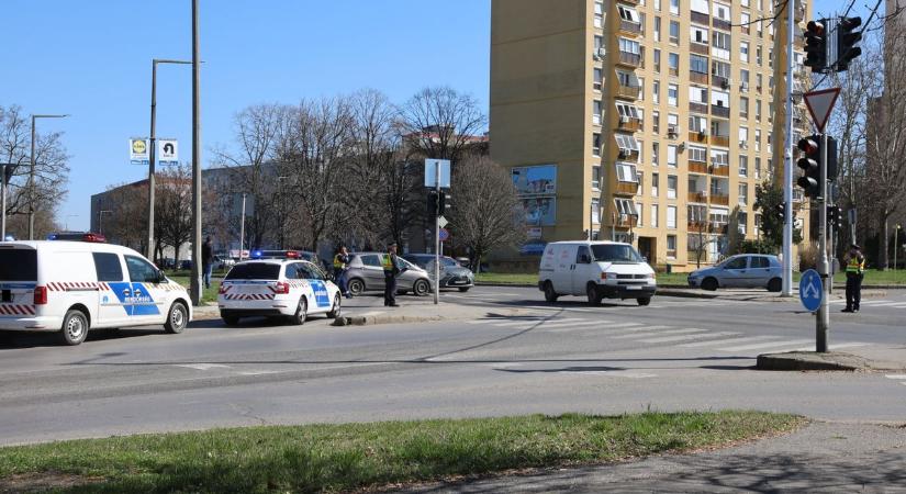 Rendőr irányítja a forgalmat a pécsi kereszteződésben