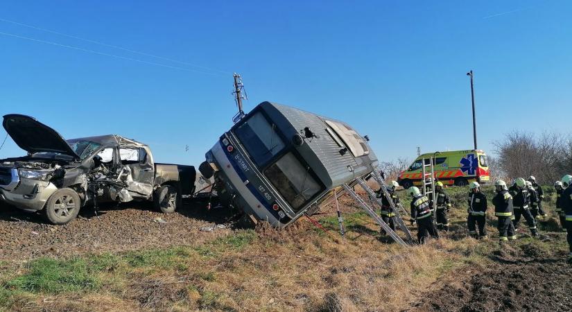 Mentőhelikopter is érkezett, ablakon át menekültek az utasok Tiszaeszláron