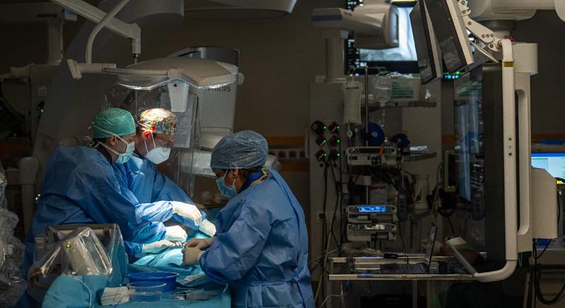 Élőben közvetítettek egy műtétet a debreceni klinikáról