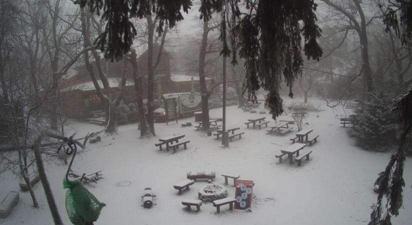 Megérkezett a hó: Dobogókő fehérbe öltözött, Tatabányán csütörtökön eshet