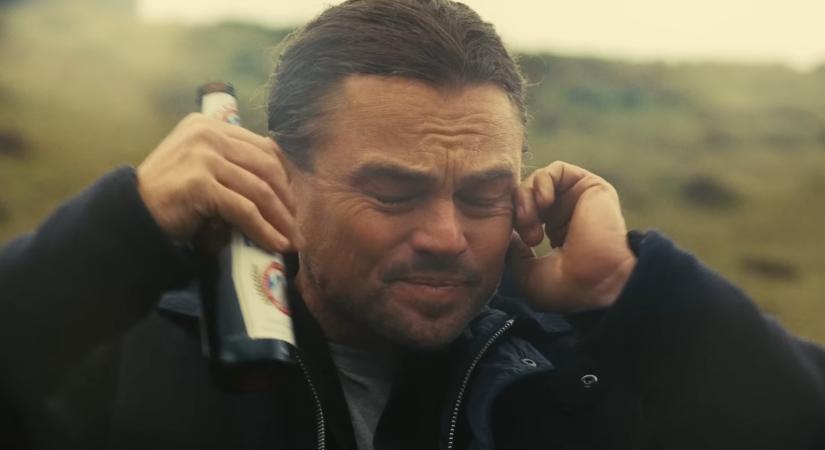 Megérkezett az első ízelítő Leonardo DiCaprio és Paul Thomas Anderson közös filmjéhez, amiben egyfolytában lő valaki