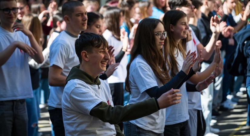 Négyszáz diák táncolt a Kőrösy udvarán – galériával, videóval