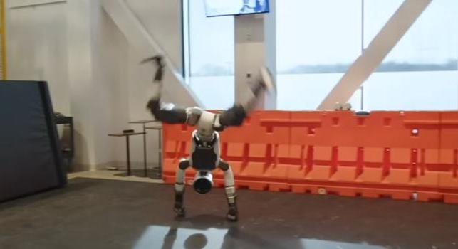 A Boston Dynamics robotja az olimpiai nullapontos breaktáncost idézi – videó