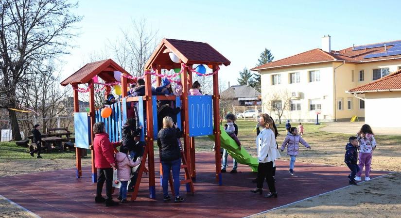 Bővült a prügyi óvoda játszóudvara, boldogan vették birtokba a gyerekek - fotók, videó!