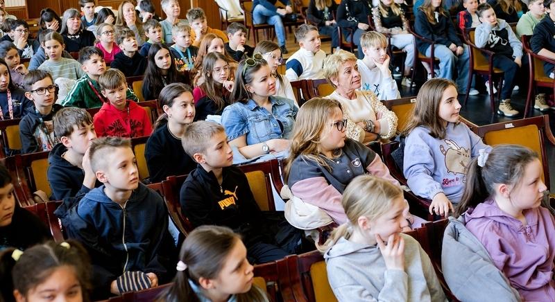 A szimfonikusokkal töltöttek egy órát a büki diákok