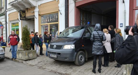 Választási korrupcióval gyanúsított román influenszereknél tartottak házkutatást