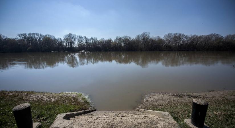 Drámai képet fest az extrém sebeséggel apadó Tisza - videó