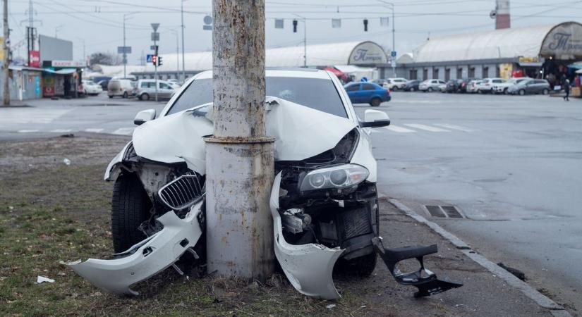 Oszlopnak hajtott egy gépkocsi Székesfehérváron