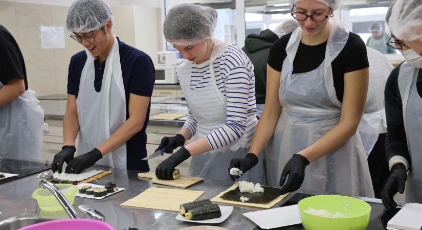 Te is rosszul csinálod? A japán mesterek elárulták a tökéletes sushi titkát! (FOTÓKVIDEÓ)