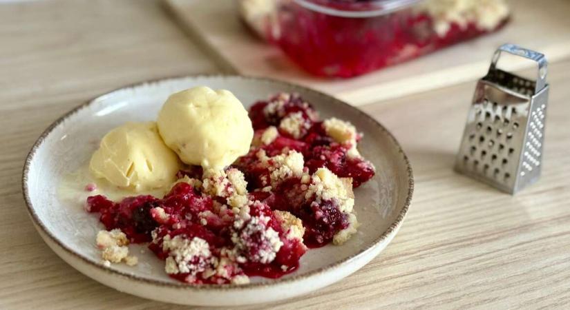 Süti váratlan vendégeknek: vegán gyümölcsös crumble tonkababbal