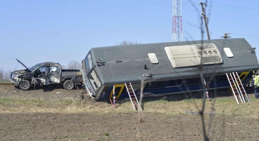 Új részletek a tiszaeszlári halálos vonatbalesetről – eddig nem látott képek kerültek elő