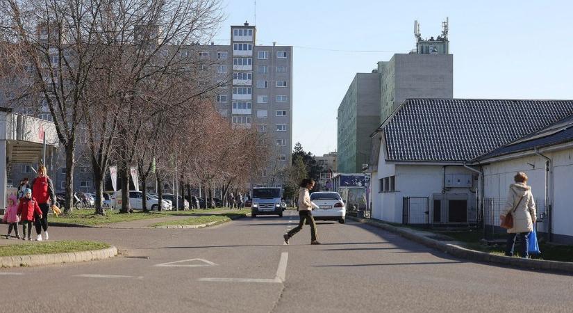 Az életükkel játszanak a gyalogosok az egri Tesconál, a városházáig jutott a probléma