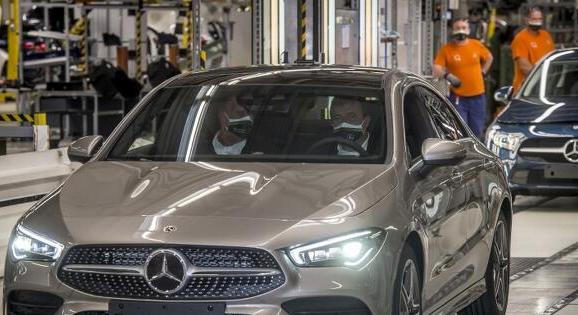 Leépítésbe kezd a Mercedes, hatalmas lelépési pénzt lehet kapni