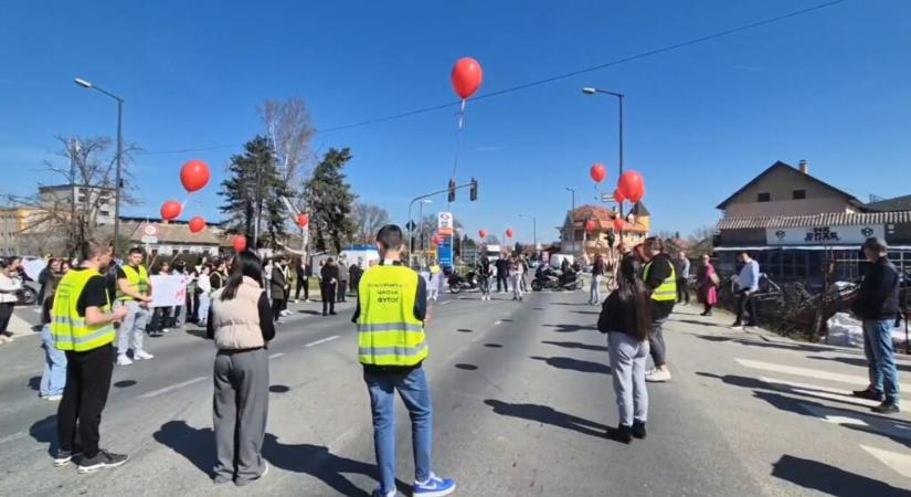 Az iskolaigazgató nem engedte, hogy emléktáblát állítsanak az elhunyt diáklányok tiszteletére