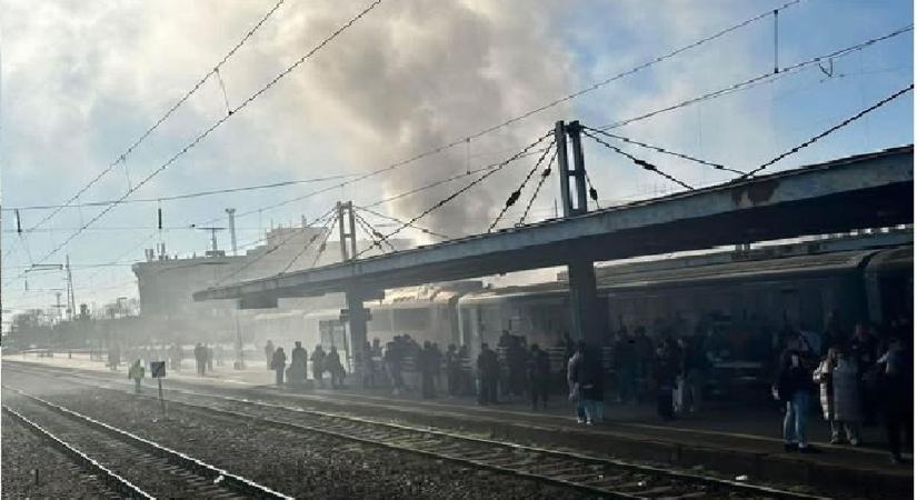 Kigyulladt egy mozdony a debreceni Nagyállomáson, hatalmas volt a füst! - fotóval