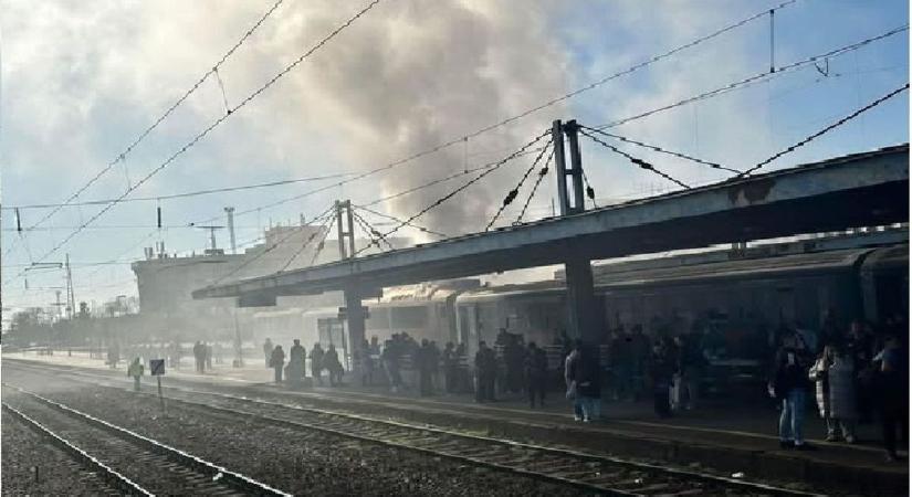 Kigyulladt a Mátészalkáról érkező vonat a debreceni Nagyállomáson, hatalmas volt a füst! - fotóval