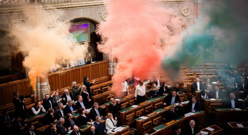 Óriási balhé a parlamentben: füstbombát gyújtottak a Momentum képviselői – videó