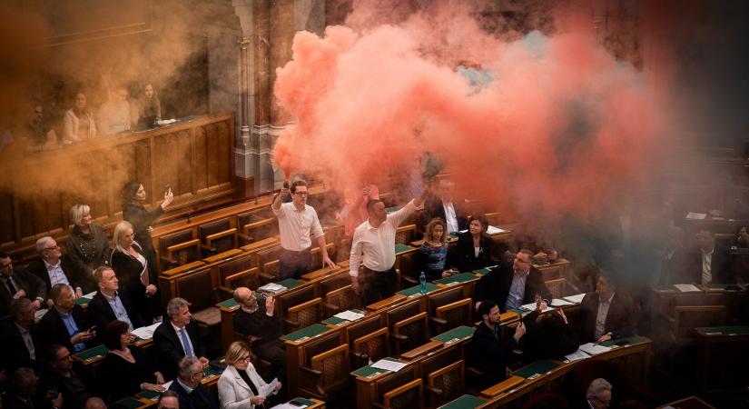 70 milliós büntetés a Momentumnak, 40 milliárdnyi tender Mészáros Lőrinc öccsének