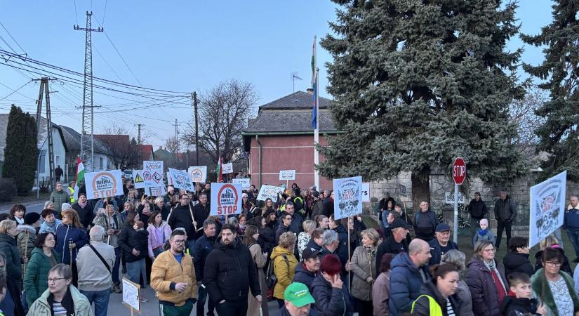 Tüntetnek az akkufeldolgozó ellen Sóskúton