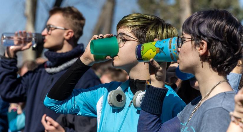 Rekordra itták magukat a mikesesek fotók