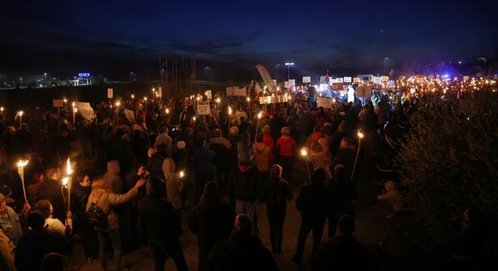 Zúgott a „mocskos Fidesz” Sóskúton, ahol fáklyás felvonulással tiltakoztak az akkufeldolgozó építése ellen