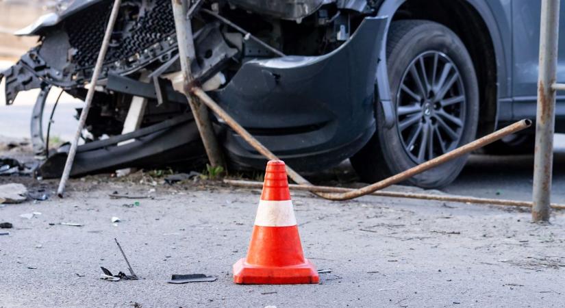 Egy kamion és két személygépkocsi ütközött az M7-esen