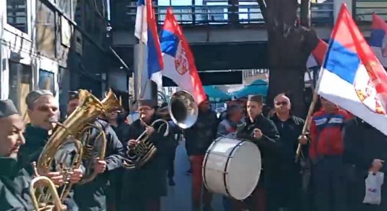 A haladók trombitazenekarral és középső ujjukkal ünnepelték a tizenhatodik áldozat halálát (Videó)