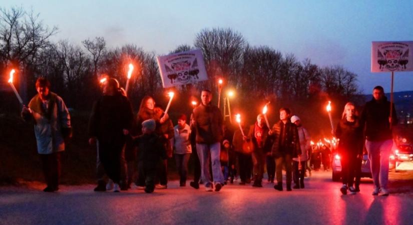 “Mocskos Fidesz” – Felcsútra küldenék az akkufeldolgozó üzemet