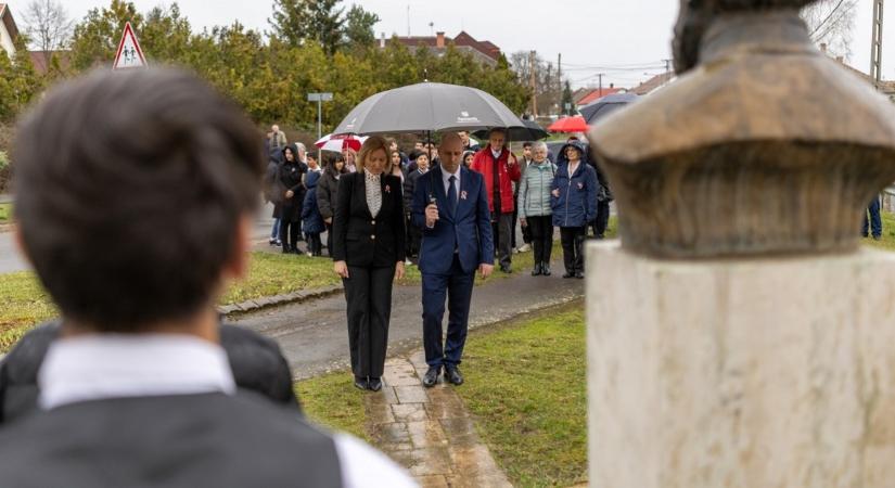 A fideszes felnőttek esernyő alól nézték, ahogy a gyerekek bőrig áznak