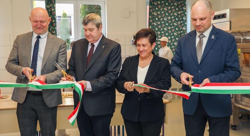 Új tanműhelyeket adtak át Mezőcsáton - fotók, videó