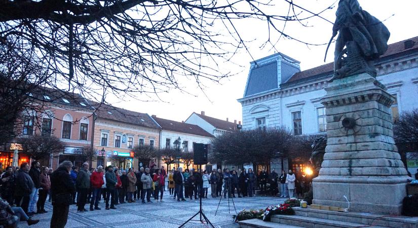 „Nincsenek hadseregeink, mégis kijövünk ide a térre, és elmondjuk a magunkét“ – Komáromban ismét az európai Szlovákiáért tüntettek