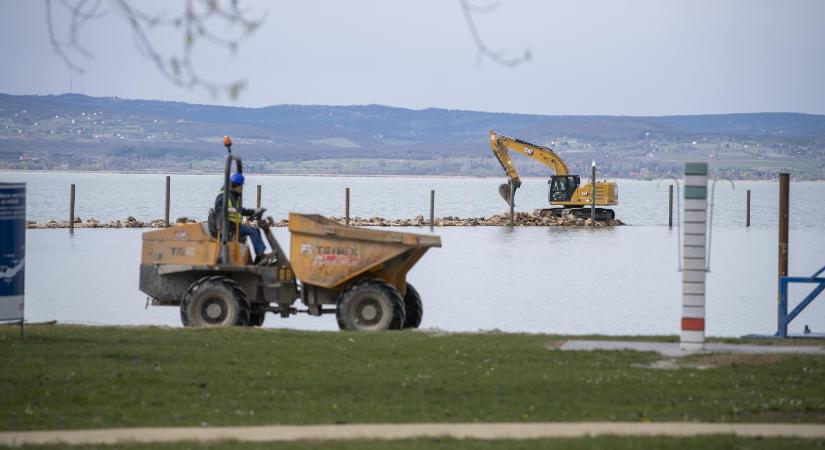 „A Balatonról nem a hivatalos szervezeteknél születnek a döntések, hanem egy bizonyos, a kormányfő lányával, Orbán Ráhellel jó viszonyt ápoló vállalkozói kör berkein belül”