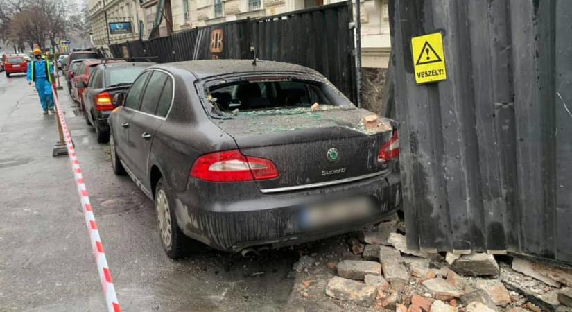 Faldarabok hullottak a Radetzky-laktanya mellett parkoló autókra