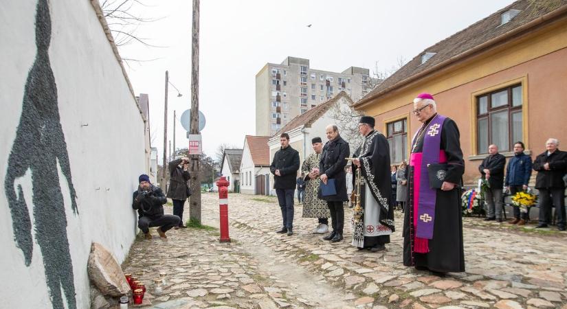 Árnyék a falon – Megemlékezés a palotavárosi tragédiáról (galéria)