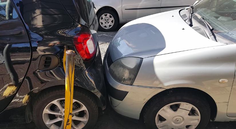 Parkoló autónak csapodótt egy másik autó Sántoson: megbénult a forgalom