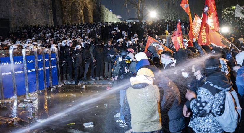 Több száz tüntetőt vettek őrizetbe az éjszakai tiltakozások során Törökországban