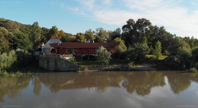 Elképesztő Duna-parti luxusházat kínálnak, ilyet még nem láttál