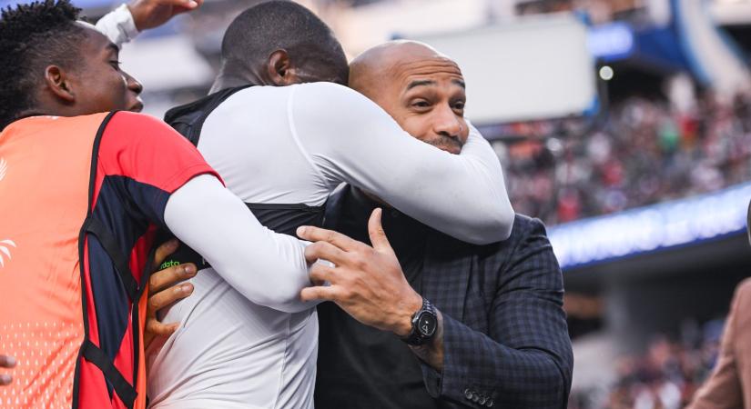 Micsoda jelenet: A meccs hőse Thierry Henry nyakába ugrott a drámai győzelmet érő gól után - videó