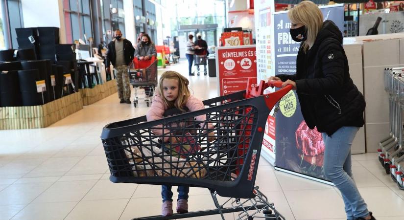 Kiakadtak a boltosok: egyre több szülő engedi ezt a gyerekének, heves a vita